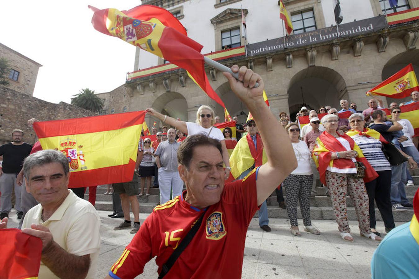 Unas 200 personas se concentran en la Plaza Mayor 