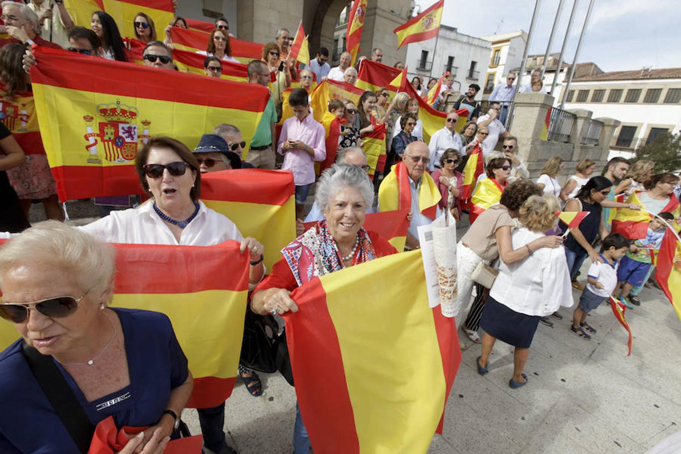 Unas 200 personas se concentran en la Plaza Mayor 