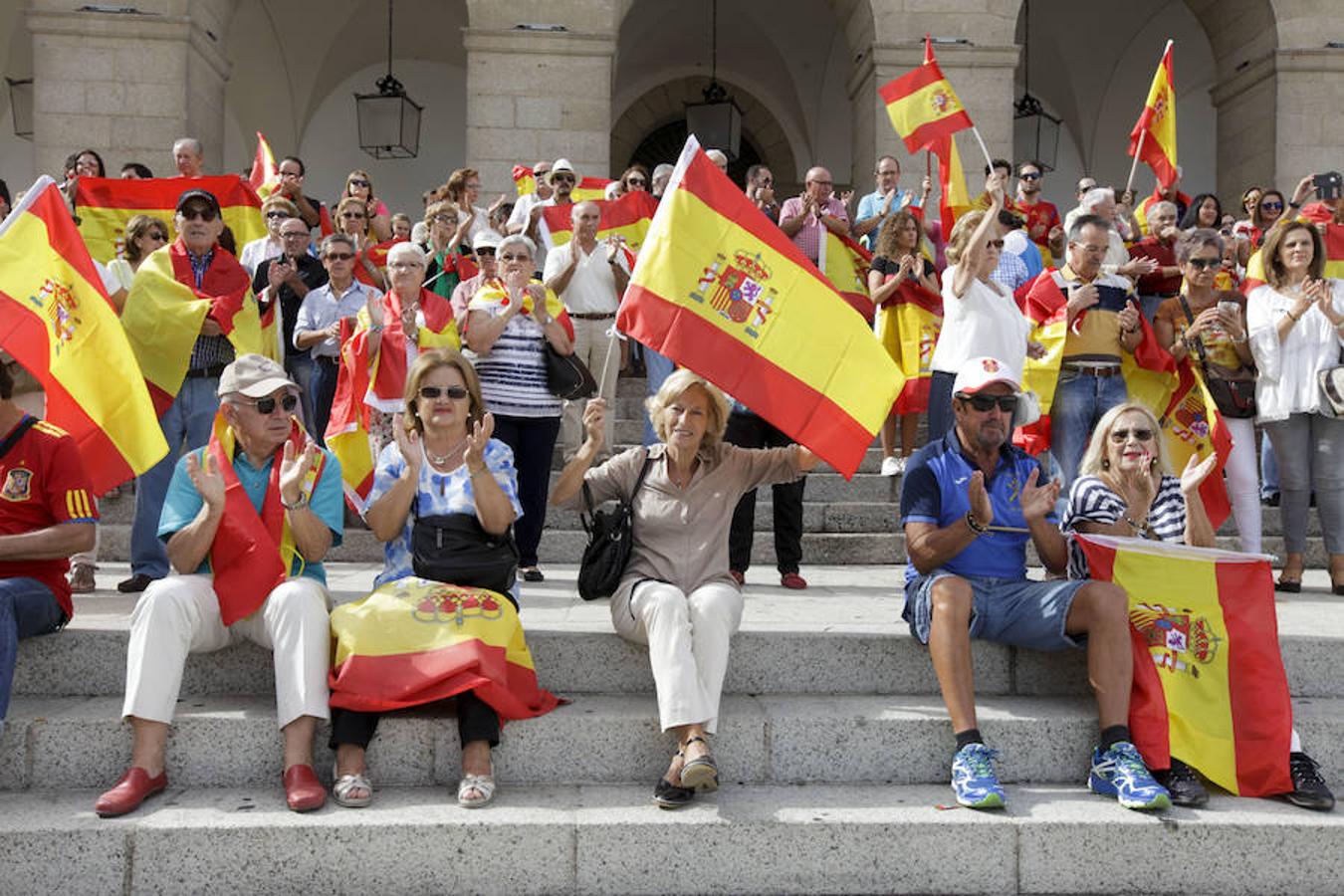 Unas 200 personas se concentran en la Plaza Mayor 