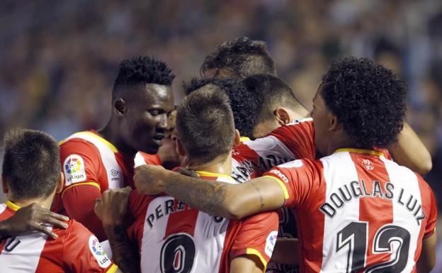 Los jugadores del Girona celebran el gol de Juanpe.