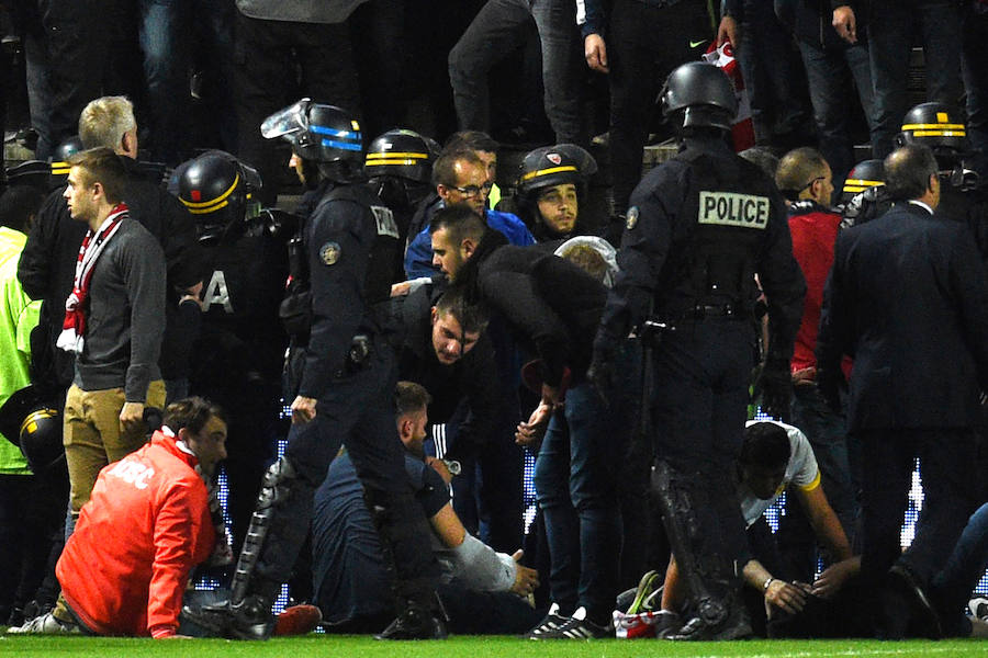 Una grada del Estadio de la Licorne se vino abajo tras el gol del francés Ballo-Touré, que desencadenó la caída de varios aficionados visitantes.