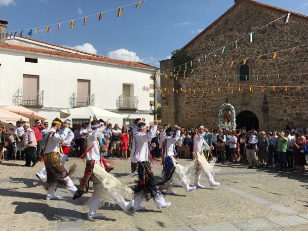 Danzantes en la procesión celebrada en la mañana de ayer. :: ángela