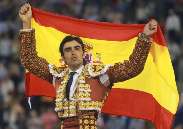 Miguel Ángel Perera salió por la puerta grande de las Ventas con una bandera de España. 