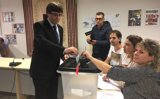 Carles Puigdemont vota en un colegio de Cornellà de Terri.