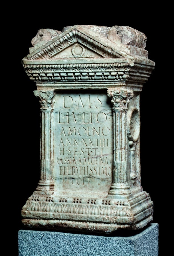 Ara de Iulio Amoeno. 1-50 d. C. Mármol. Hallado en 1838-1895, calle Marquesa de Pinares (Mérida). Museo Nacional de Arte Romano, Mérida