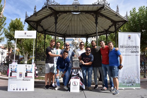 Jesús Muñoz, Guzmán, Álex Herrera, Joaqui, Pablo Blázquez y varios aficionados posan con el Trofeo Ibérico en San Francisco. @TrofeoIberico