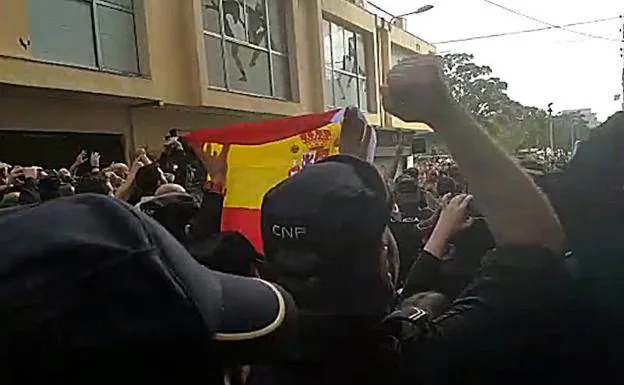 Concentraciones a las puertas de un hotel de Pineda de Mar donde se alojan agentes extremeños.: HOY