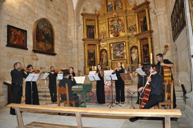 La orquesta 'Concierto Ibérico' en la iglesia de Garrovillas. :: HOy