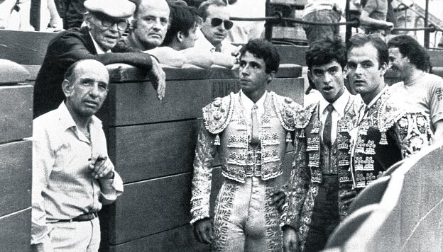 Desde abajo. Victorino Martín, en el callejón de la plaza de toros de Valencia durante la feria de San Jaime, en 1982. :: efe