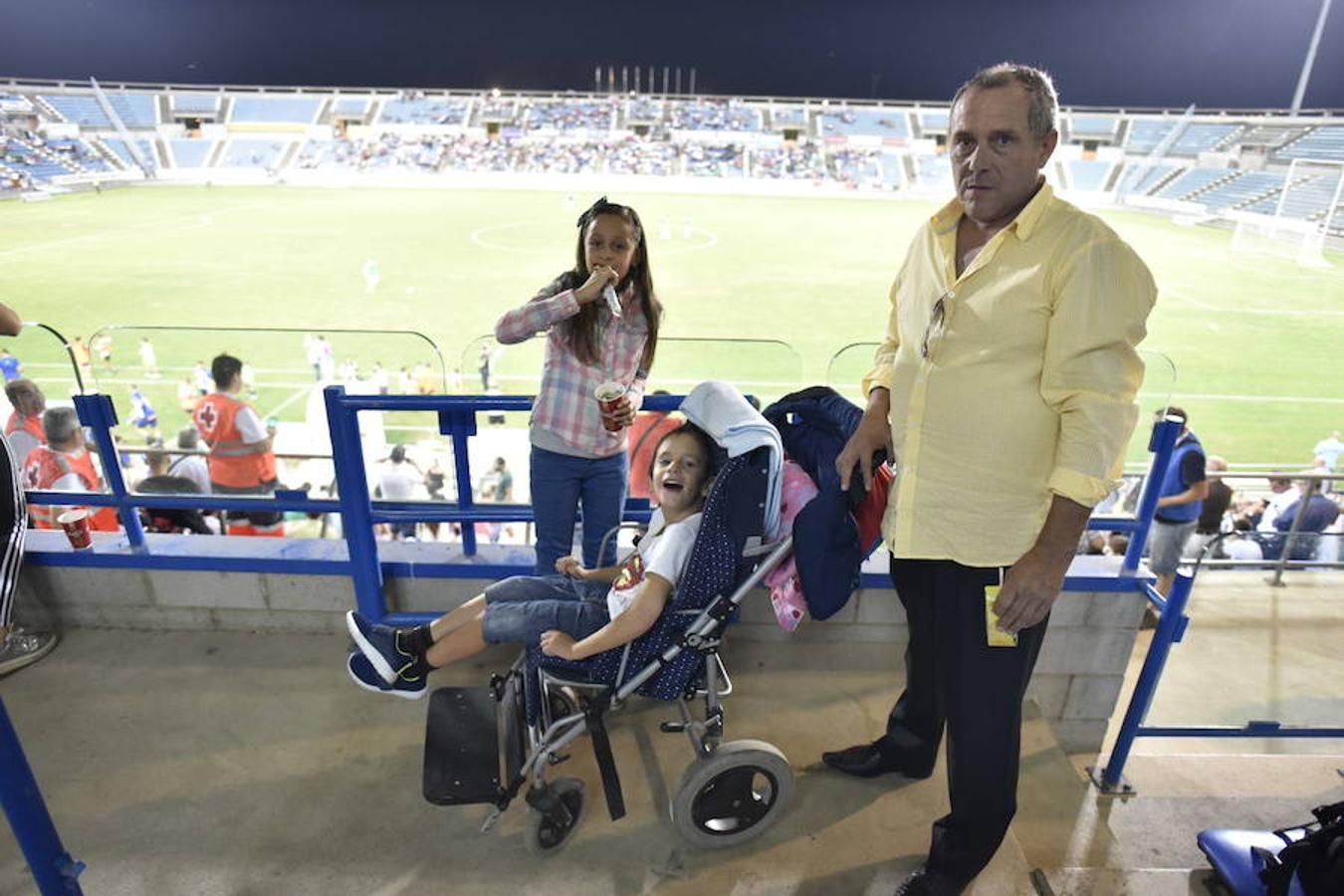 Julio y su hijo Adán, junto al palco del Nuevo Vivero durante la celebración del Trofeo Ibérico