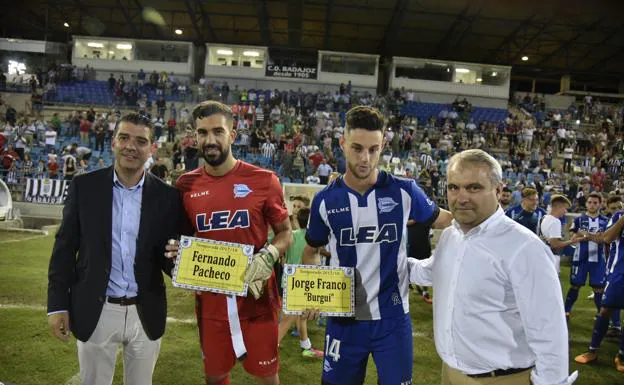 Pacheco y Burgui, los dos jugadores extremeños del Alavés:: J.V. ARNELAS