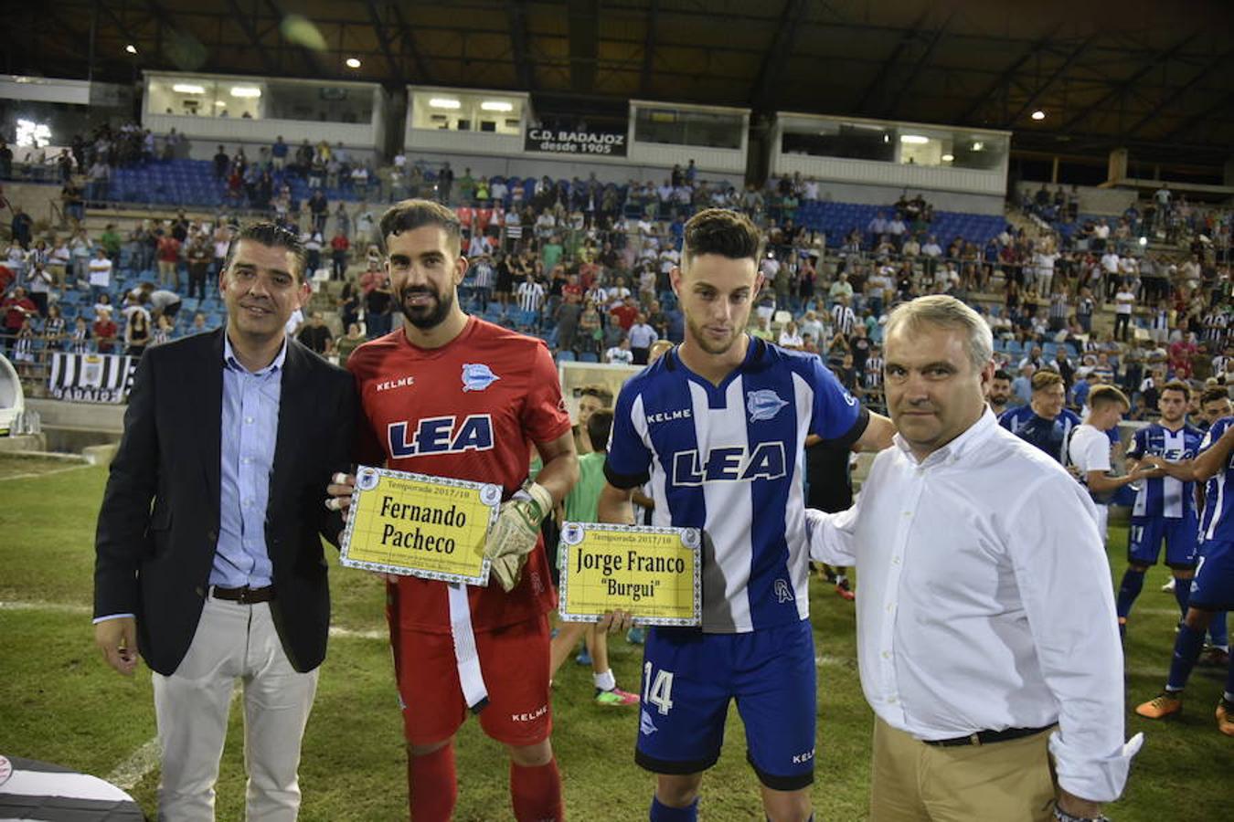 Fernando Pacheco y Burgui posan con Pablo Blázquez, presidente del Badajoz, y el alcalde Francisco Javier Fragoso.