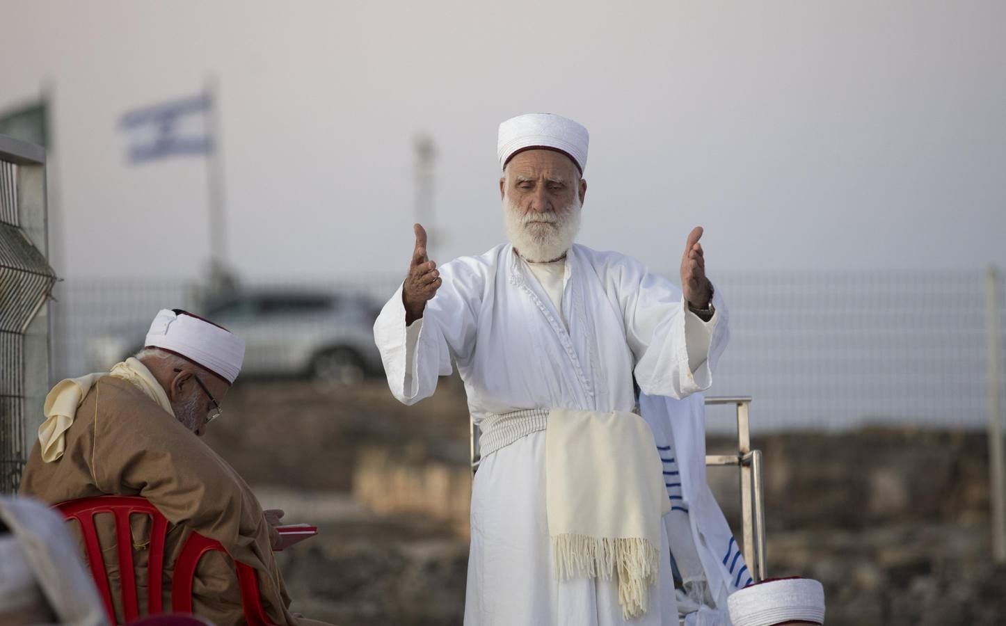 Miembros de la comunidad samaritana caminan hacia la cima del Monte Guerizín al amanecer en Nablus (Palestina), con motivo de la celebración del Sukot o fiesta de los tabernáculos.