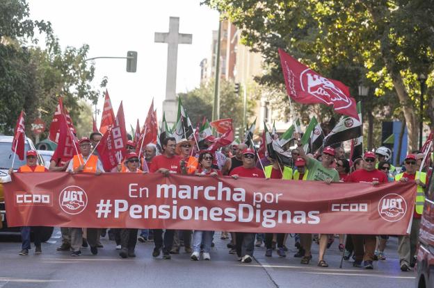 La marcha en su tramo final, en la avenida de España, que sí se cortó a la circulación a su paso. :: j. rey