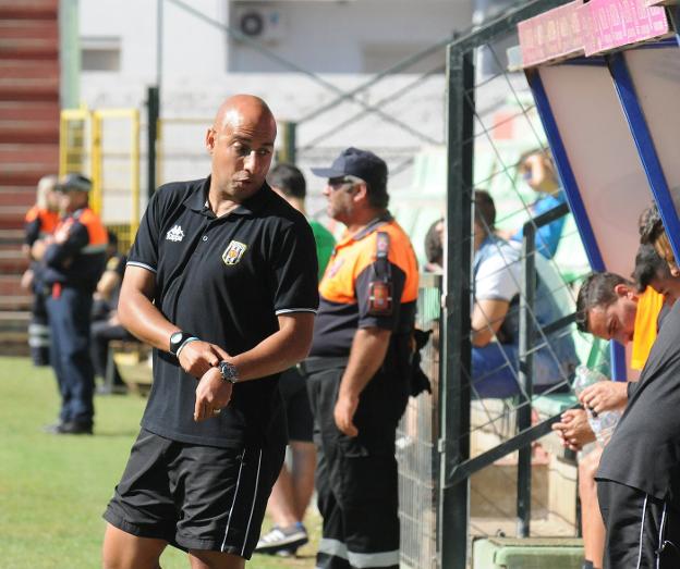 Mehdi Nafti en el partido del Mérida ante Las Palmas Atlético. :: BRÍGIDO