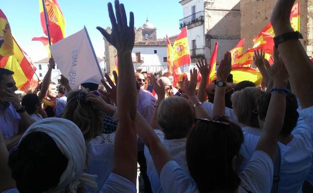 Partidarios del diálogo con Cataluña frente a personas concentradas en defensa de los cuerpos y fuerzas de seguridad del Estado::