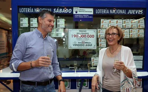 Propietarios del despacho de lotería que ha vendido el boleto agraciado::EFE