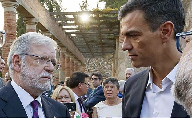 Rodríguez Ibarra y Pedro Sánchez, durante la entrega de las Medallas de Extremadura:. HOY