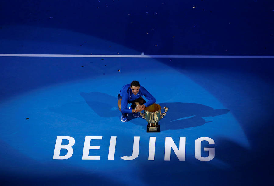 El tenista balear se hizo con el Abierto de China tras derrotar al australiano en dos sets (6-2 y 6-1), que significó su título número 75.