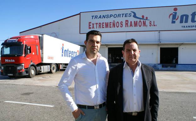 Iván Ramón, de Transportes Extremeños Ramón S. L., y su padre. 