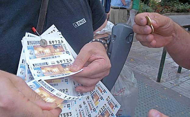 Imagen de archivo de un vendedor de la ONCE en pleno proceso de venta.