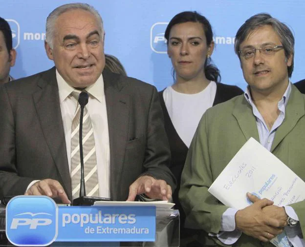 Pedro Acedo junto a Miguel Valdés y Raquel Bravo en una rueda de prensa. :: J. M. ROMERO