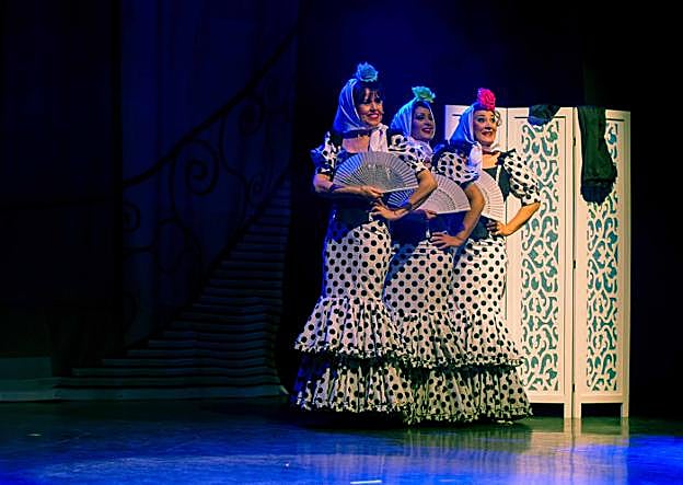 Las tres artistas en un momento del montaje. :: cedida