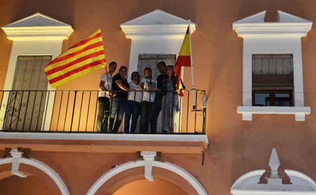 Izado de la bandera catalana en el balcón del Ayuntamiento de Villanueva del Fresno:: HOY