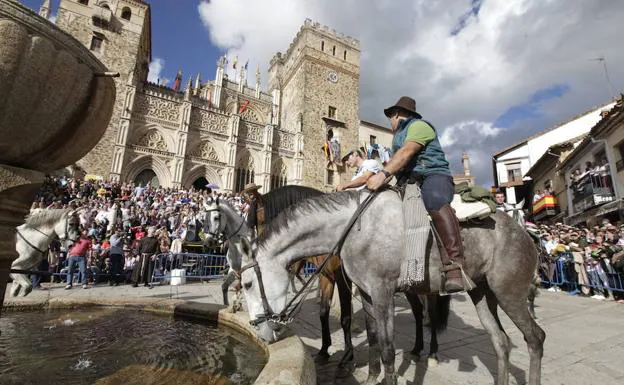 Caballos frente al Real Monasterio, una de las imágenes clásicas de cada 12 de octubre. 