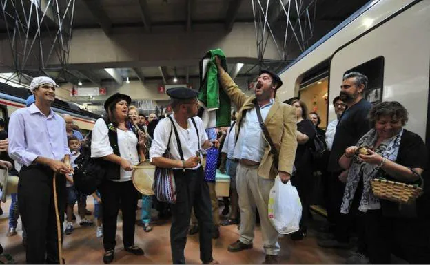 Protesta de 'Milana Bonita' en la estación de Atocha el Día de Extremadura: