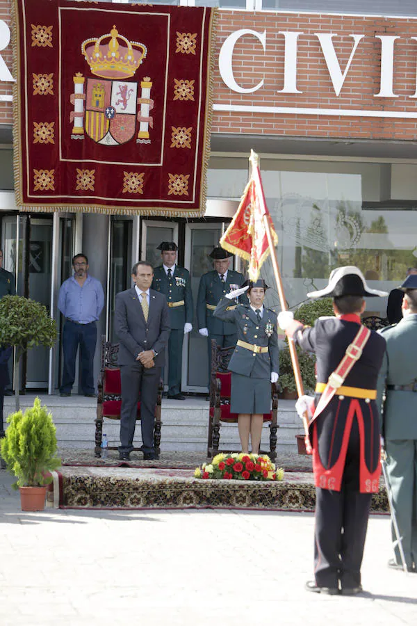 El subdelegado del Gobierno en Cáceres, José Carlos Bote, ha presidido el acto junto a la comandante jefe de Cáceres, María Jesús Pascual, la primera mujer en la historia de esta institución que preside los actos del día grande del cuerpo 