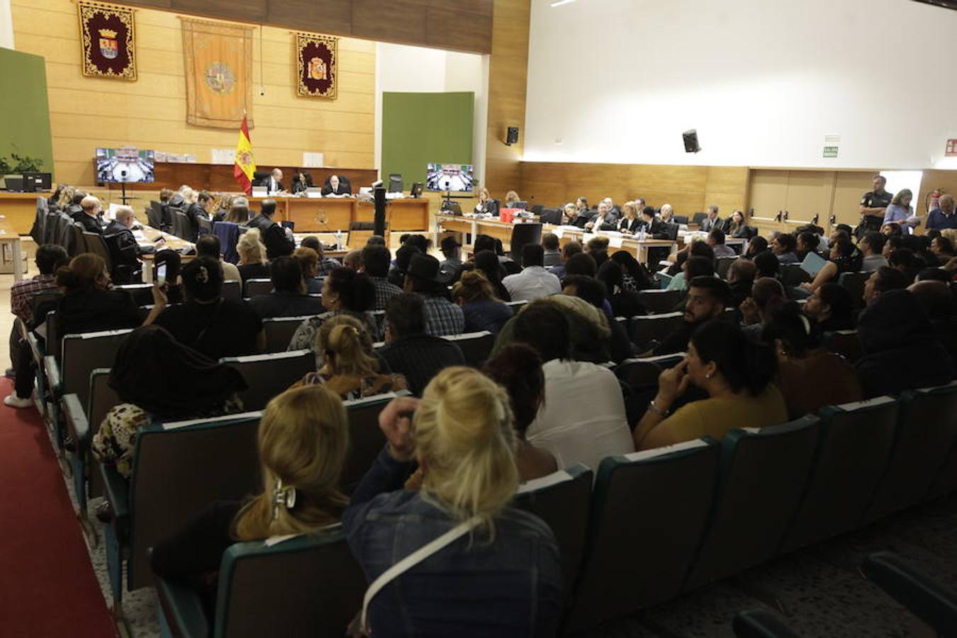 El juicio, que cuenta con 117 acusados, se celebra en el salón de actos de la Facultad de Empresa, Finanzas y Turismo de Cáceres.