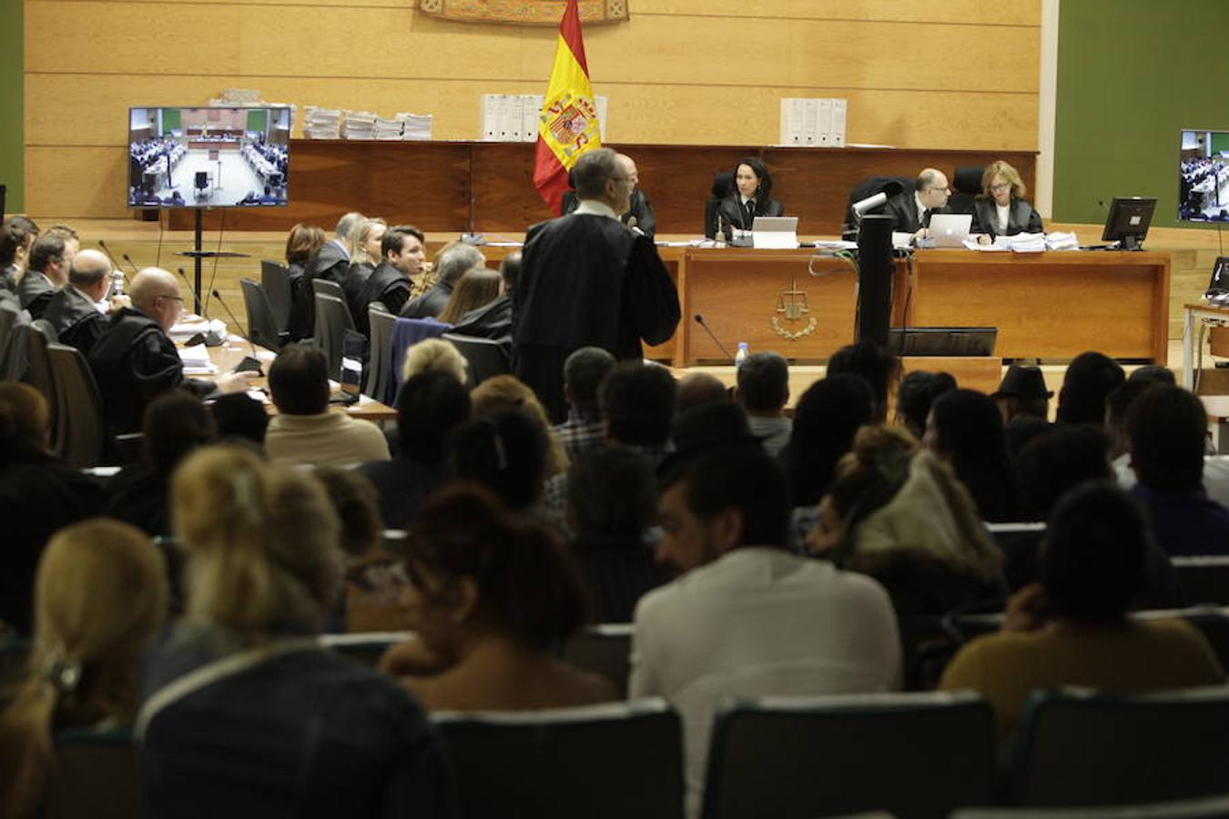 El juicio, que cuenta con 117 acusados, se celebra en el salón de actos de la Facultad de Empresa, Finanzas y Turismo de Cáceres.