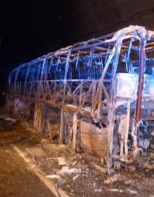 Imagen secundaria 2 - Un incendio en un autobús obliga a cortar la circulación en el túnel de Miravete