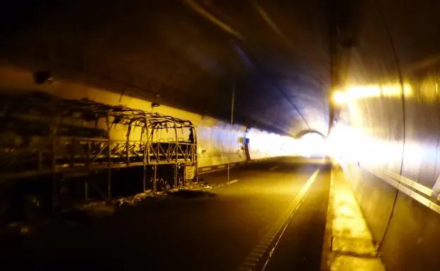 Imagen principal - Un incendio en un autobús obliga a cortar la circulación en el túnel de Miravete