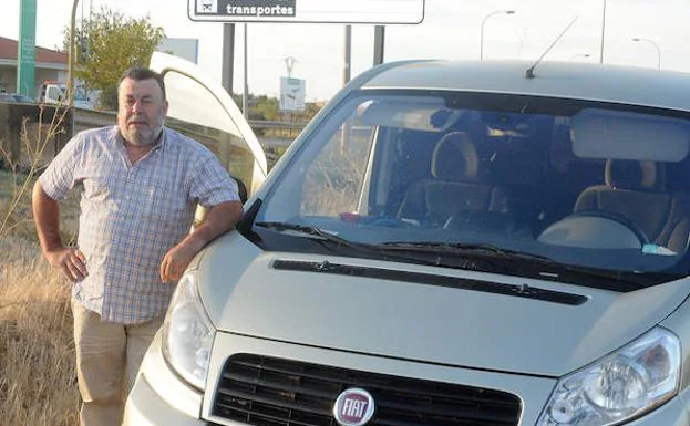 Miguel Rosario viven en Hinojosa del Valle pero trabaja como taxista rural en Ribera del Fresno.