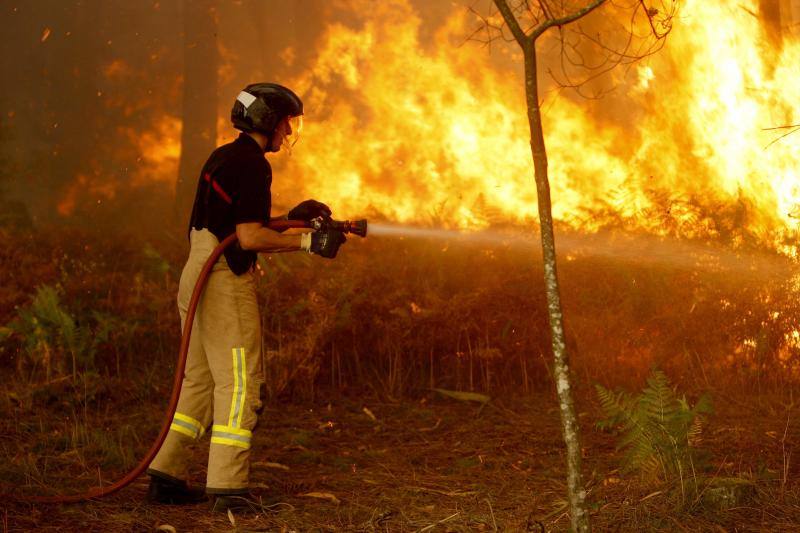 Unos 350 brigadas, 220 motobombas, cuarenta palas y una veintena de medios aéreos trabajan en la comunidad gallega para combatir los incendios que arrasan más de 4.000 hectáreas en 146 nuevos focos desde el viernes