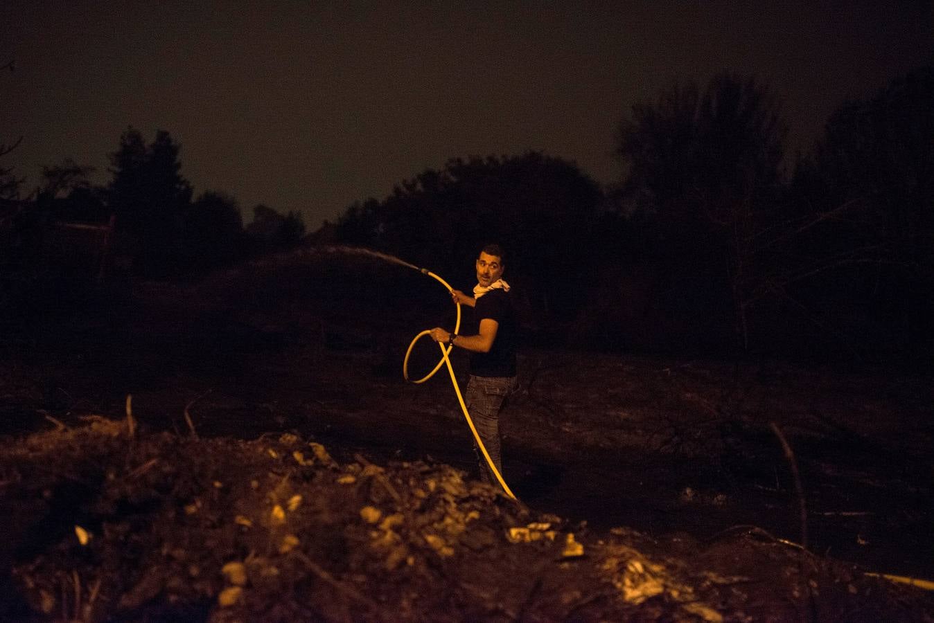 Los servicios sanitarios han atendido durante la noche a multitud de personas afectadas por inhalación de humo, así como a ocho personas por quemaduras, de las cuales tres permanecen ingresadas