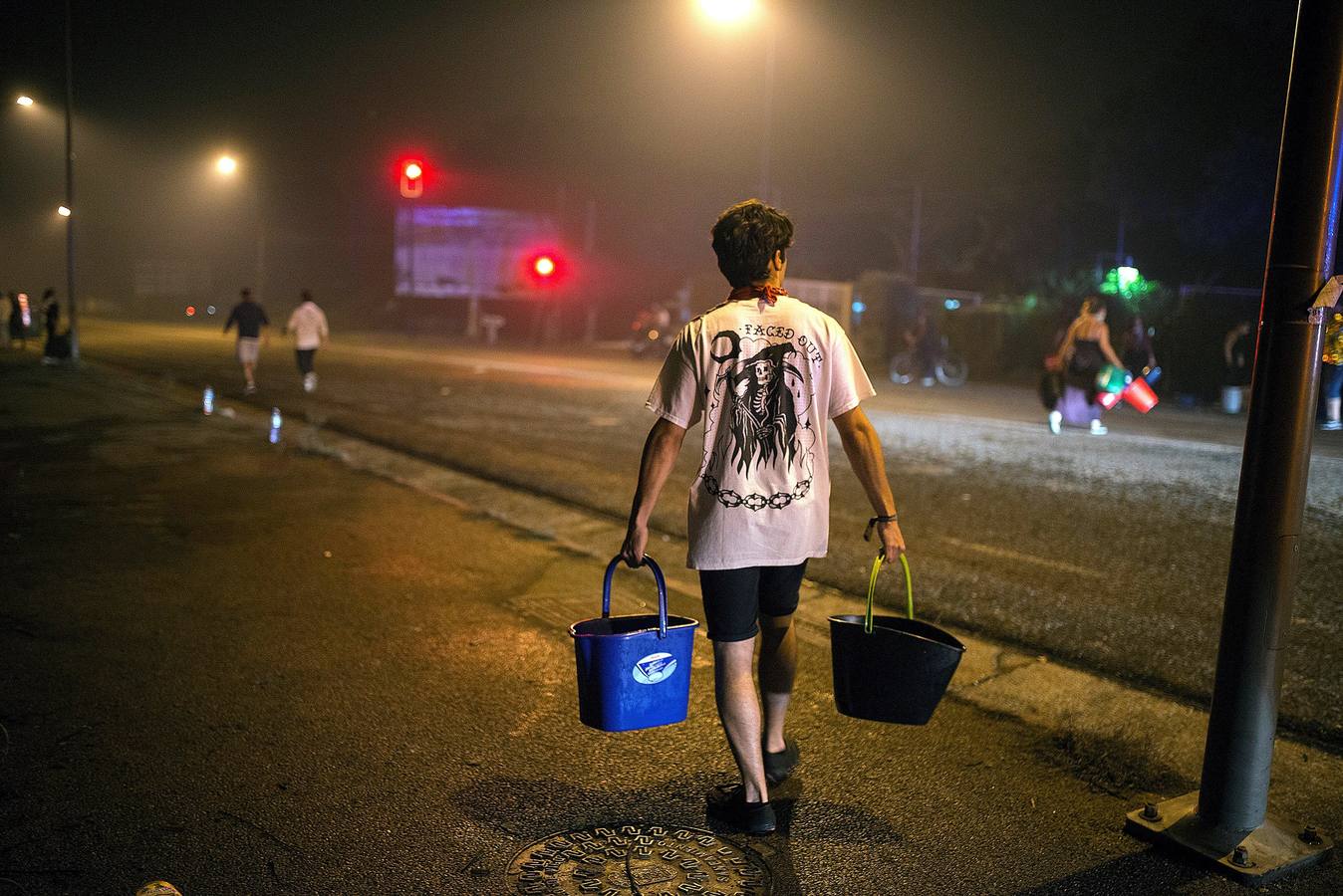 Los servicios sanitarios han atendido durante la noche a multitud de personas afectadas por inhalación de humo, así como a ocho personas por quemaduras, de las cuales tres permanecen ingresadas