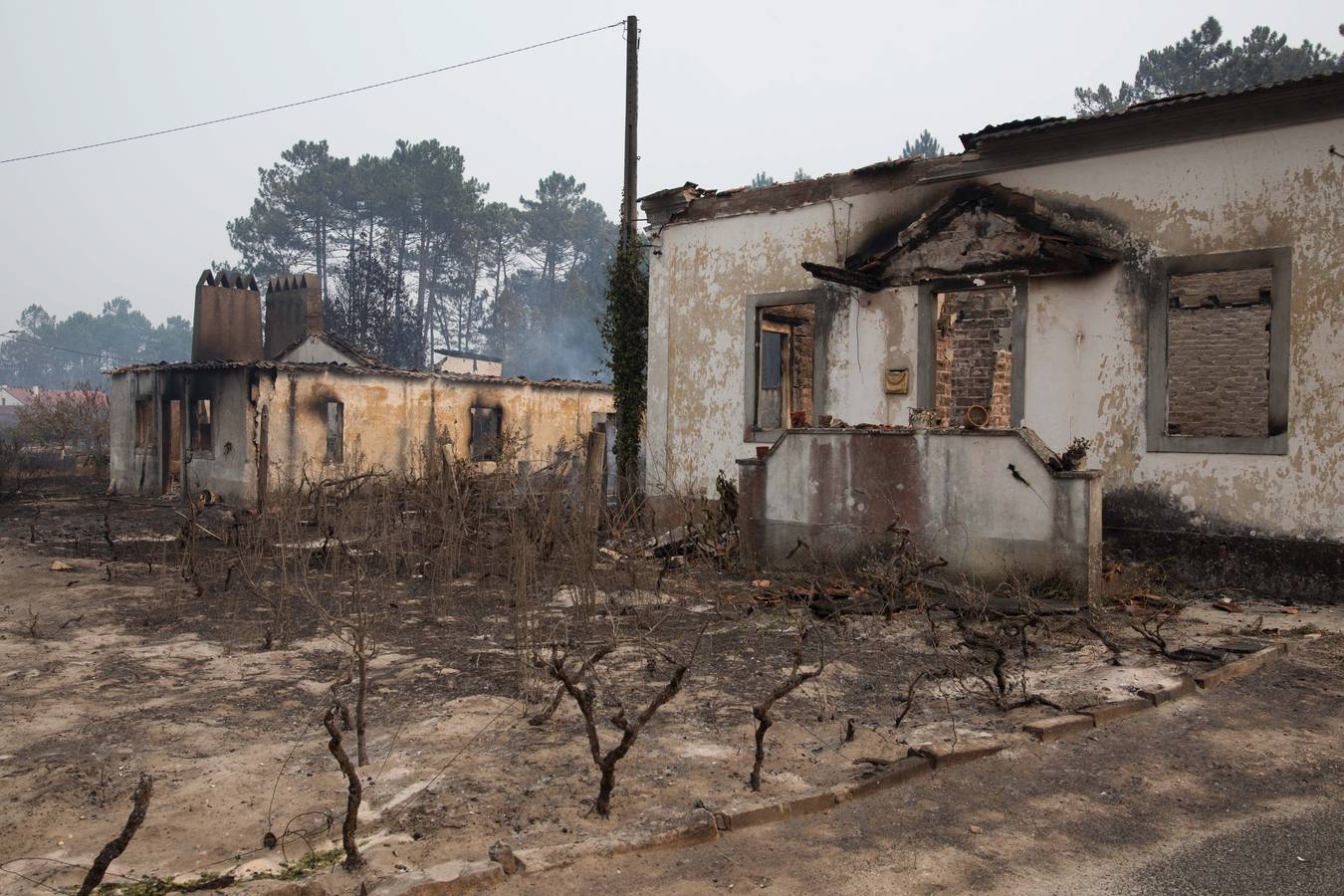 Vista de varias casas calcinadas tras un incendio forestal declarado en Marinha Grande, centro de Portugal 