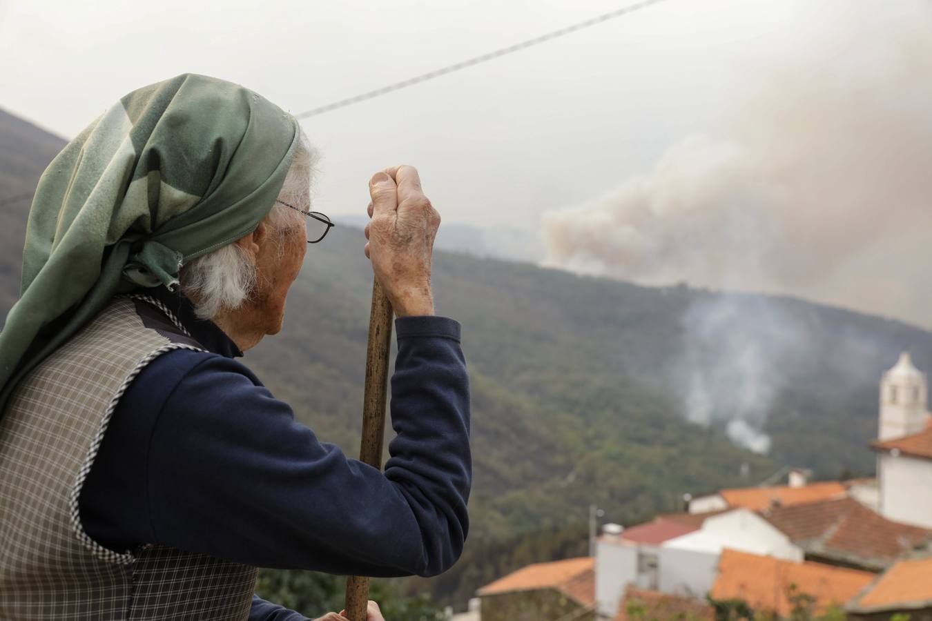 Una residente observa el incendio forestal cerca de las casas en Serra do Açor, Arganil, en el centro de Portugal