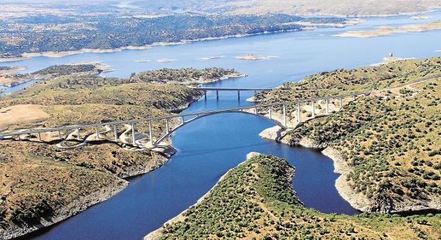 Obra de los viaductos sobre el río Tajo para el futuro tren de alta velocidad. :: M. Cortés