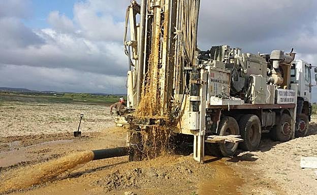 Extracción de agua en una parcela de la Campiña Sur a cargo de Pozos y Sondeos Extremeños. 