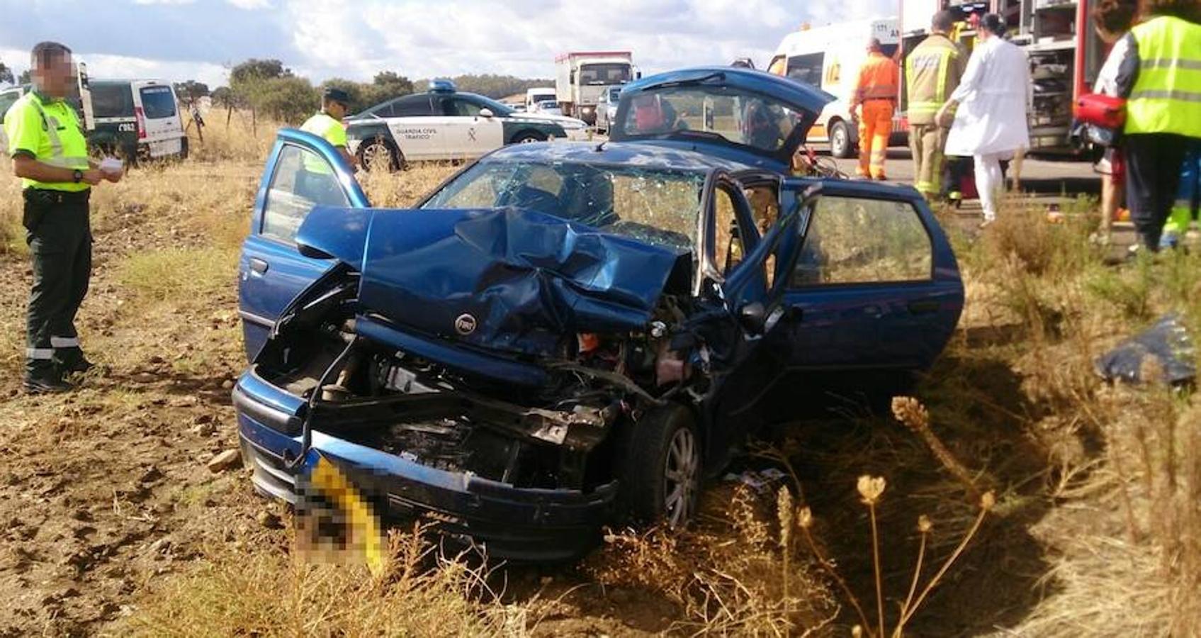 Una colisión entre dos vehículos ha tenido lugar este miércoles día 18 en la carretera que une Cáceres y Badajoz. Hay tres heridos, uno de ellos fue evacuado en helicóptero, aunque aún se desconoce la gravedad.