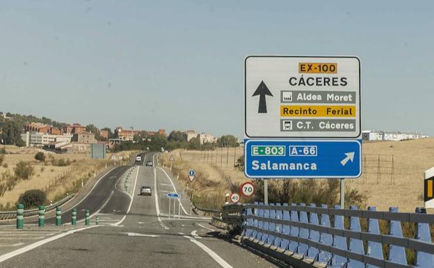 Imagen de la carretera Ex-100 llegando a Cáceres.
