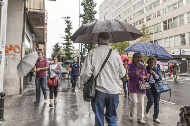 El pasado martes se vieron paraguas en las calles después de mucho tiempo :: jorge rey