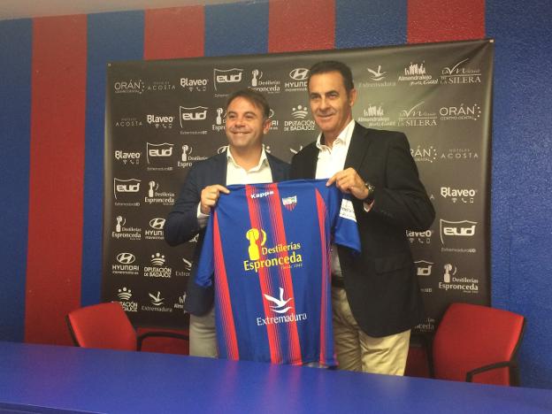Manuel Franganillo y Manolo Ruiz durante la presentación oficial del nuevo técnico azulgrana. :: R. P.