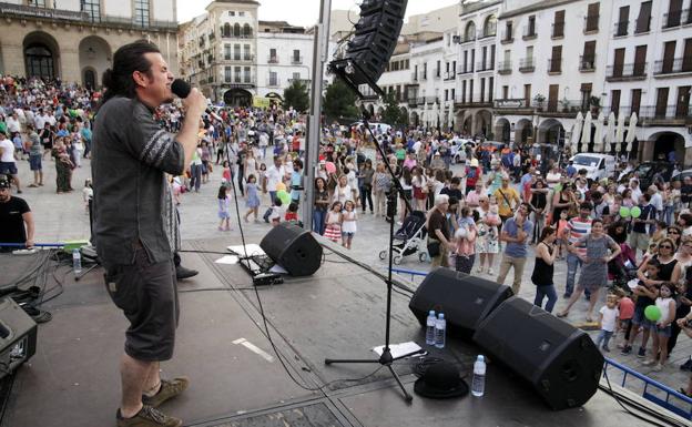 Duende Josele actuará a las 22.30 horas en el Auditorio de Jarandilla de la Vera.