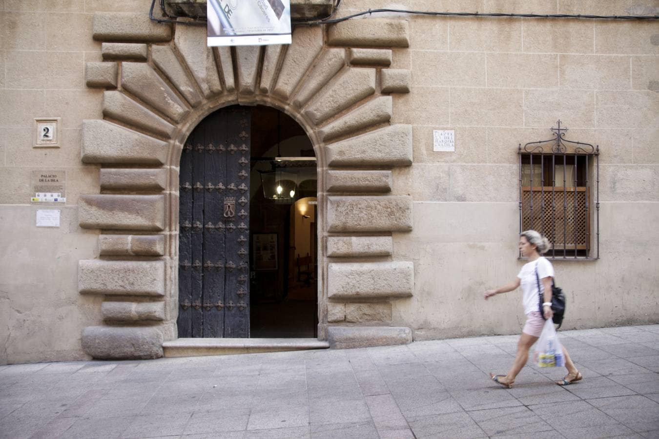 Perviven 11 de los 214 azulejos de calles del siglo XVIII. Son las primeras placas con los nombres de las calles de Cáceres y se hicieron para facilitar el recaudar impuestos