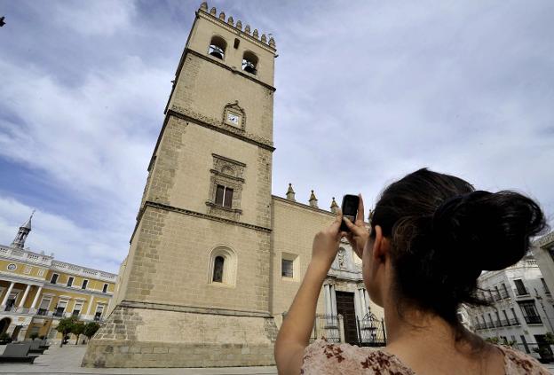 Una turista hace una foto a la Catedral. :: HOY